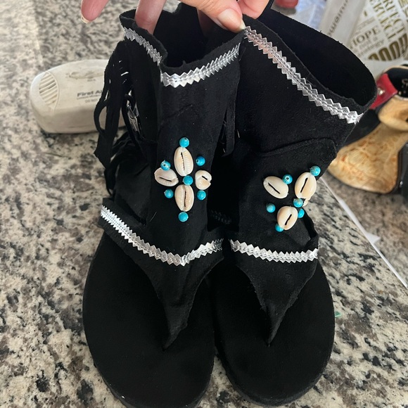 Brand new, never worn gladiator style sandals. Rare! Gorgeous, sueded. Size 6.5 - Picture 7 of 13